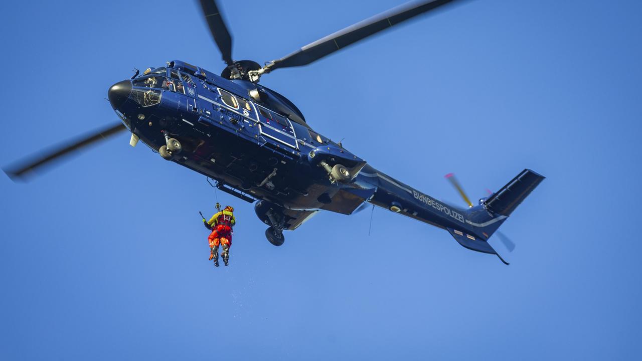 Aus einem Hubschrauber wird eine Person abgeseilt.