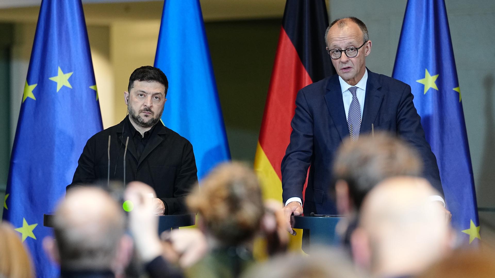 Bundeskanzler Friedrich Merz (CDU) und Wolodymyr Selenskyj, Präsident der Ukraine, geben im Bundeskanzleramt am Rande des Ukraine-Gipfels eine Pressekonferenz. Bundeskanzler Friedrich Merz (CDU) und Wolodymyr Selenskyj, Präsident der Ukraine, geben im Bundeskanzleramt am Rande des Ukraine-Gipfels eine Pressekonferenz.