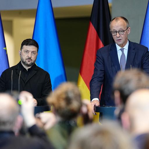 Bundeskanzler Friedrich Merz (CDU) und Wolodymyr Selenskyj, Präsident der Ukraine, geben im Bundeskanzleramt am Rande des Ukraine-Gipfels eine Pressekonferenz.