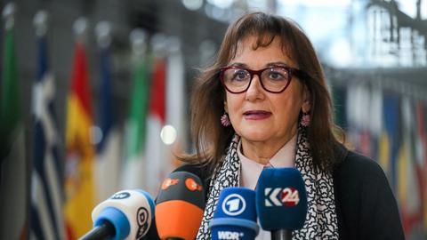 Die EU-Kommissarin für das Mittelmeer, Dubravka Suica, spricht in einige Mikrofone.