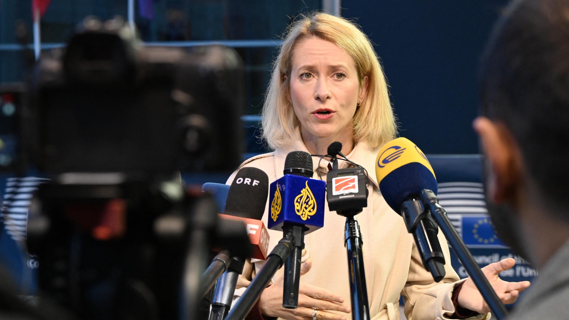 Kaja Kallas, die Hohe Vertreterin der Europäischen Union (EU) für Außen- und Sicherheitspolitik, sowie Vizepräsidentin der Europäischen Kommission, spricht bei einem EU-Außenministertreffen vor Journalistinnen und Journalisten.