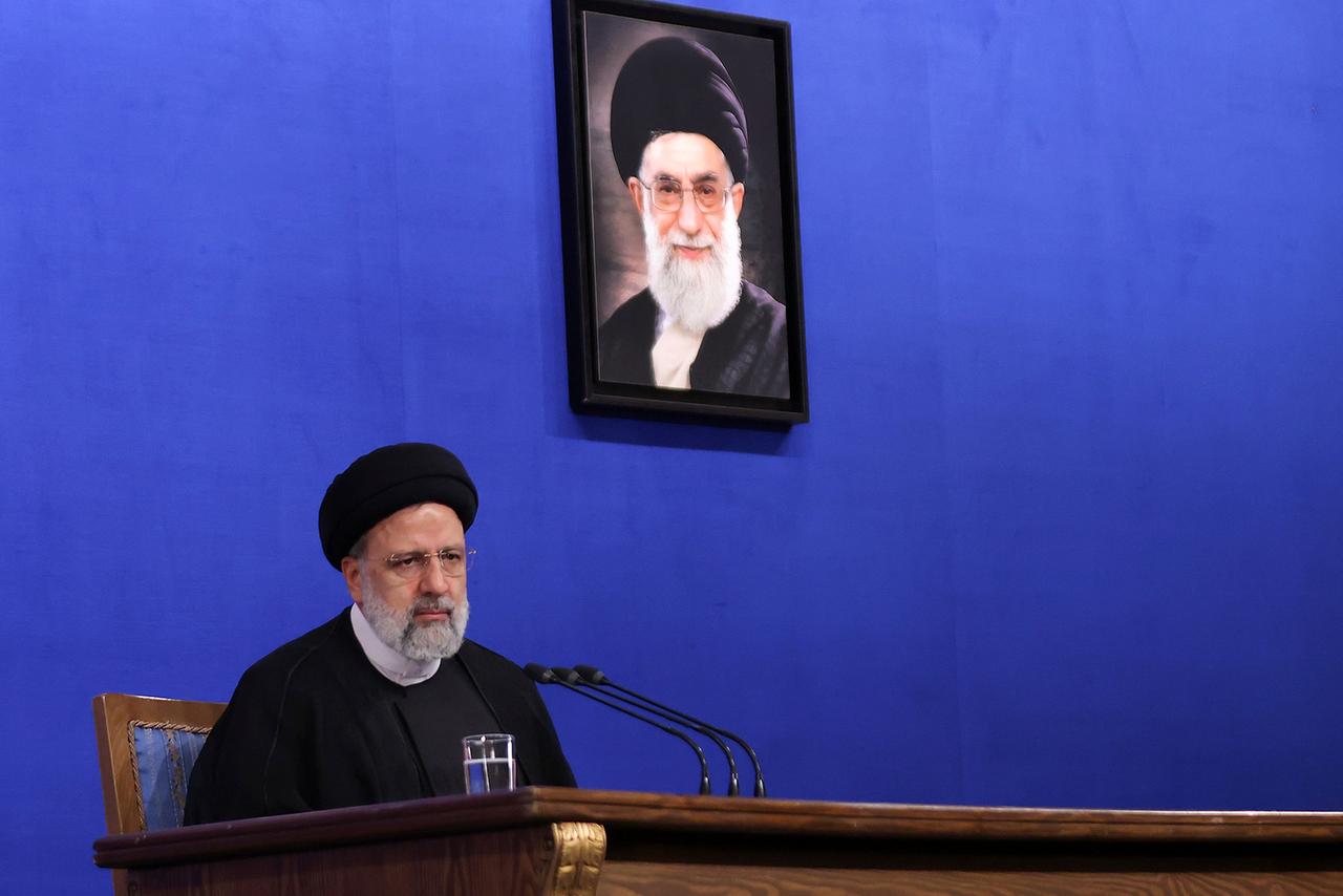 Der oberste religiöse Führer des Iran, Ayatollah Ali Khamenei, sitzt an einem Tisch