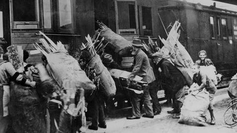 Holzsammler in der Weimarer Republik auf dem Heimweg, Deutschland im Jahr 1923.