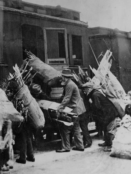 Holzsammler in der Weimarer Republik auf dem Heimweg, Deutschland im Jahr 1923.