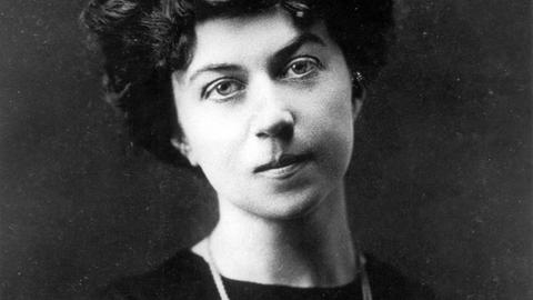 Ein Porträt von Alexandra Kollontai in jungen Jahren.