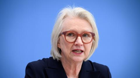 Die Wirtschaftsweise Monika Schnitzer vor einem blauen Hintergrund.