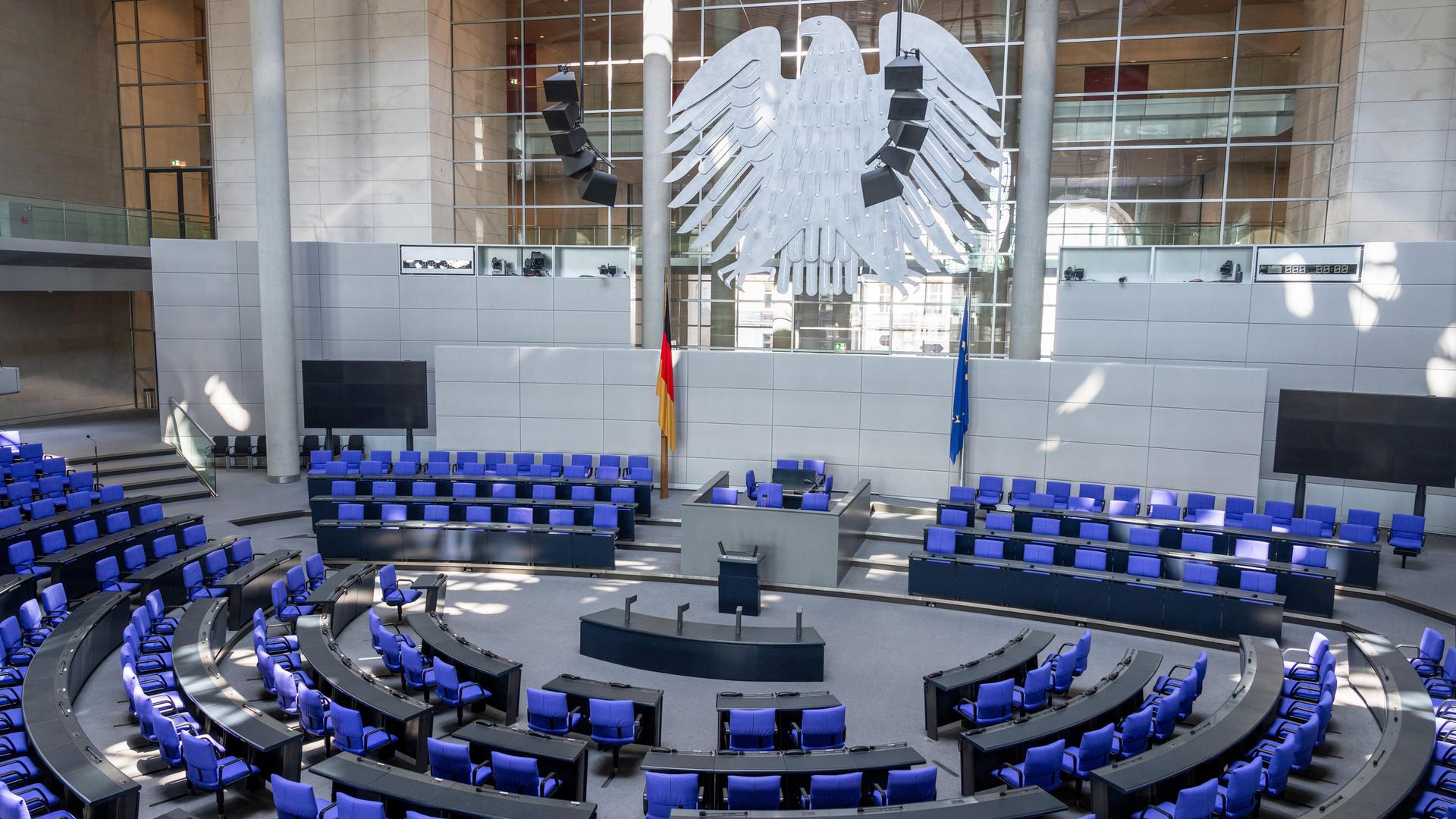 Blick in den leeren Plenarsaal des Bundestags in Berlin