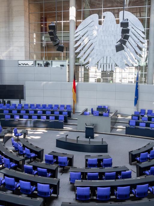 Blick in den leeren Plenarsaal des Bundestags in Berlin