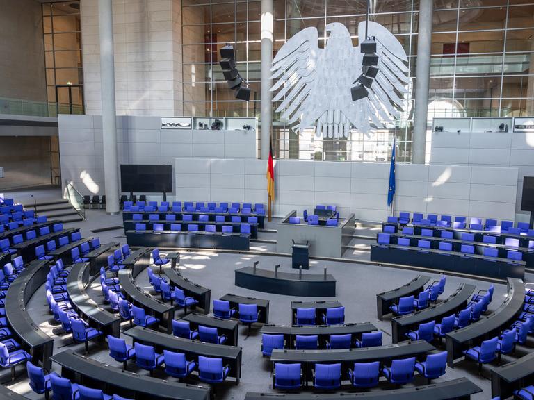 Blick in den leeren Plenarsaal des Bundestags in Berlin