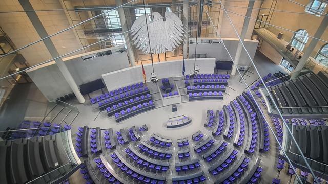 Blick von oben in den leeren Sitzungs-Saal vom Bundestag.