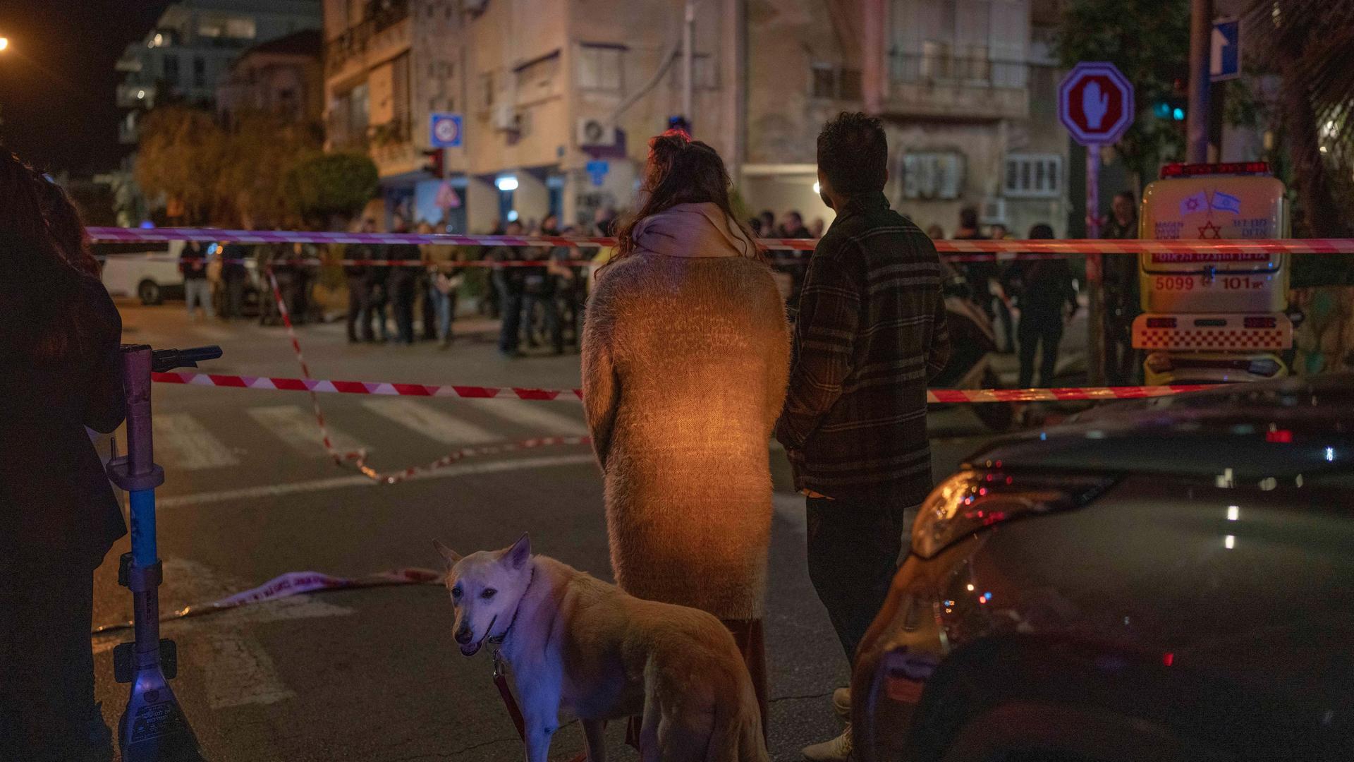 Menschen stehen am Ort eines Messerangriffs im Nahalat Binyamin-Viertel von Tel Aviv.