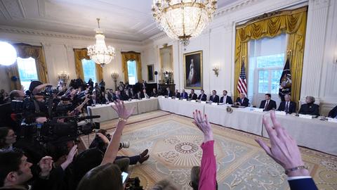 Präsident Trump bei einem Treffens mit Führungskräften der Ölindustrie im East Room des Weißen Hauses. Im Vordergrund sind Journalisten. Sie heben ihre Arme, um eine Frage zu stellen. 