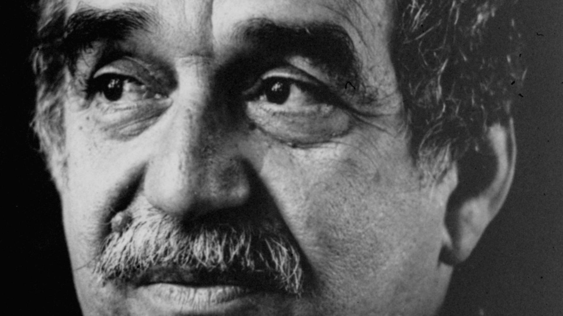 Eine Schwarz-weiß-Fotografie des Schriftstellers Gabriel García Márquez.