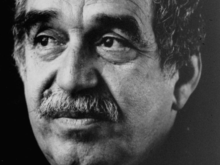 Eine Schwarz-weiß-Fotografie des Schriftstellers Gabriel García Márquez.