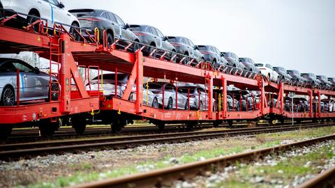 Zahlreiche Neuwagen von Mercedes-Benz stehen am Automotive Logistics Center Bremen auf dem Gelände von DB Cargo auf mehreren Bahnwaggons.