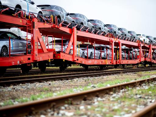 Zahlreiche Neuwagen von Mercedes-Benz stehen am Automotive Logistics Center Bremen auf dem Gelände von DB Cargo auf mehreren Bahnwaggons.