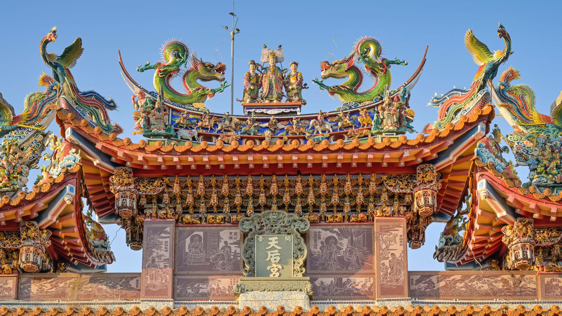 Bunte Dachfiguren auf dem Portal eines Mazu-Tempels in Tainan, Taiwan Bunte Dachfiguren auf dem Portal eines Mazu-Tempels in Tainan, Taiwan