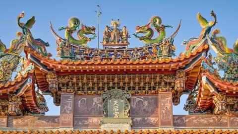 Bunte Dachfiguren auf dem Portal eines Mazu-Tempels in Tainan, Taiwan