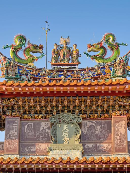 Bunte Dachfiguren auf dem Portal eines Mazu-Tempels in Tainan, Taiwan