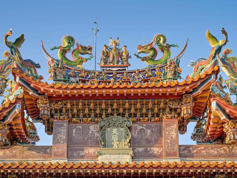 Bunte Dachfiguren auf dem Portal eines Mazu-Tempels in Tainan, Taiwan