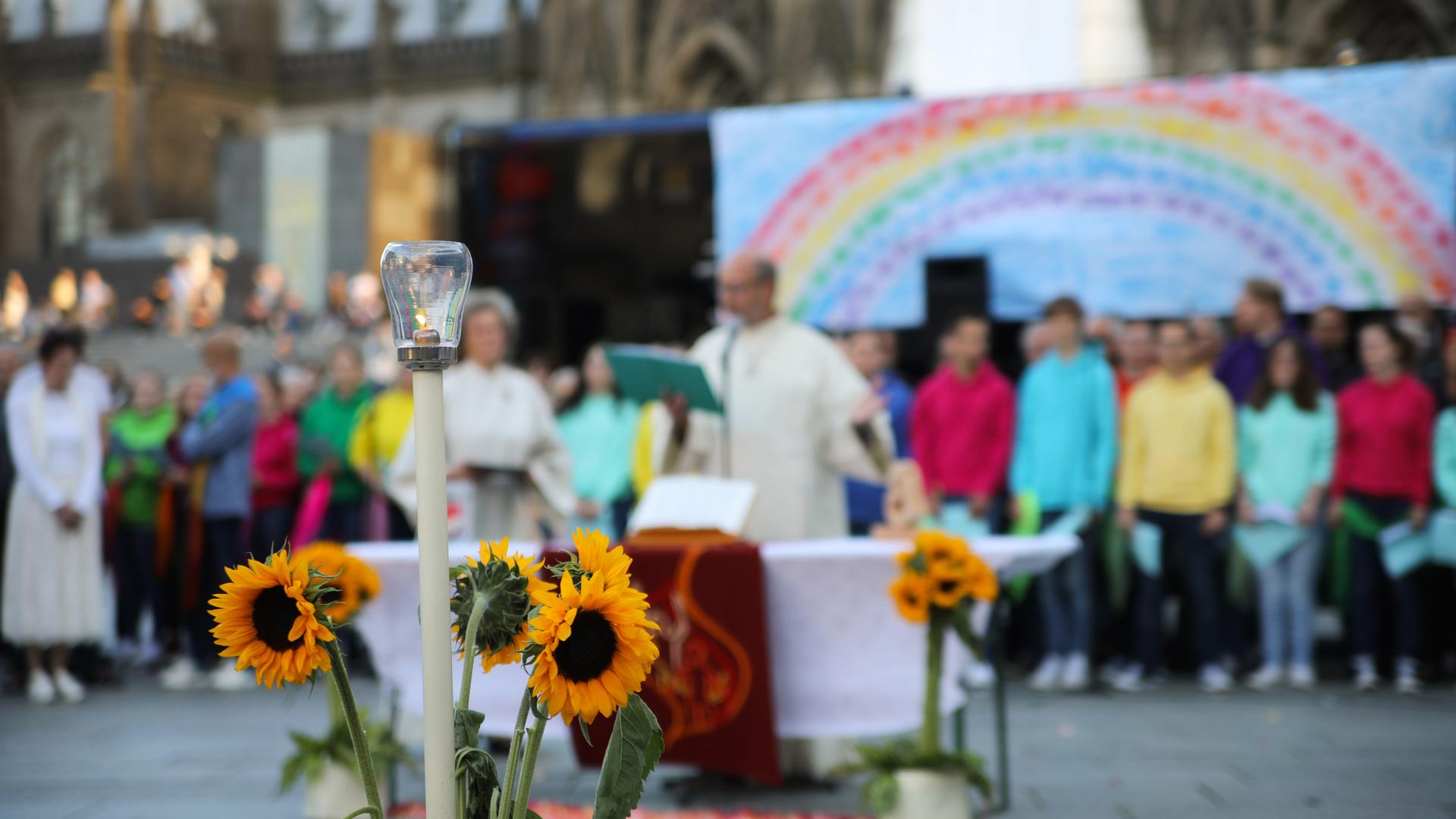 Eine Kerze brennt während des Gottesdienstes "Segen für alle" am Kölner Dom.