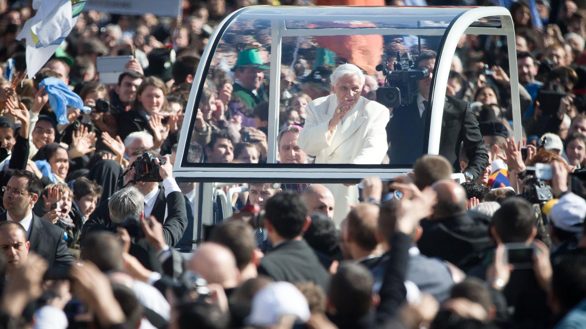 Papst Benedikt XVI. kommt am 27.02.2013 im Vatikan in Rom zur Generalaudienz auf den Petersplatz. Tausende Gläubige haben sich vor dem Petersdom versammelt, um den Pontifex zu verabschieden. Foto: Bernd von Jutrczenka/dpa