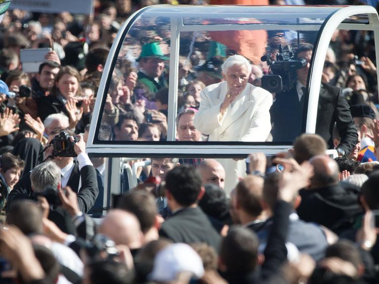 Papst Benedikt XVI. kommt am 27.02.2013 im Vatikan in Rom zur Generalaudienz auf den Petersplatz. Tausende Gläubige haben sich vor dem Petersdom versammelt, um den Pontifex zu verabschieden. Foto: Bernd von Jutrczenka/dpa