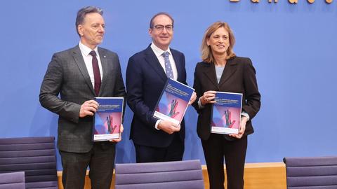 Vorstellung der Dunkelfeldstudie zur Gewaltbetroffenheit in Deutschland: BKA-Präsident Holger Münch, Bundesminister des Innern Alexander Dobrindt (CSU), Bundesministerin für Bildung, Familie, Senioren, Frauen und Jugend Karin Prien (CDU)