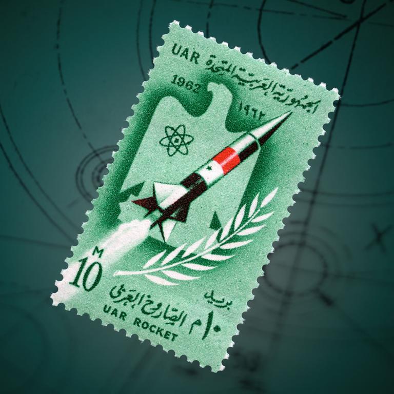 Eine Rakete auf einer Briefmarke vor grünem Hintergrund.
