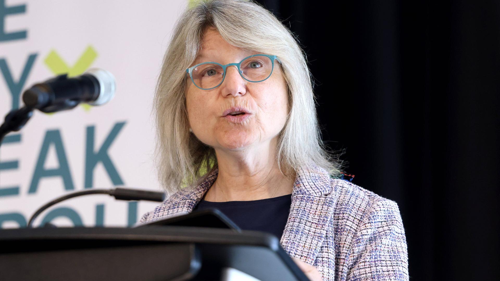 Die Präsidentin der US-Universität MIT, Sally Kornbluth, steht vor einem Rednerpult. 