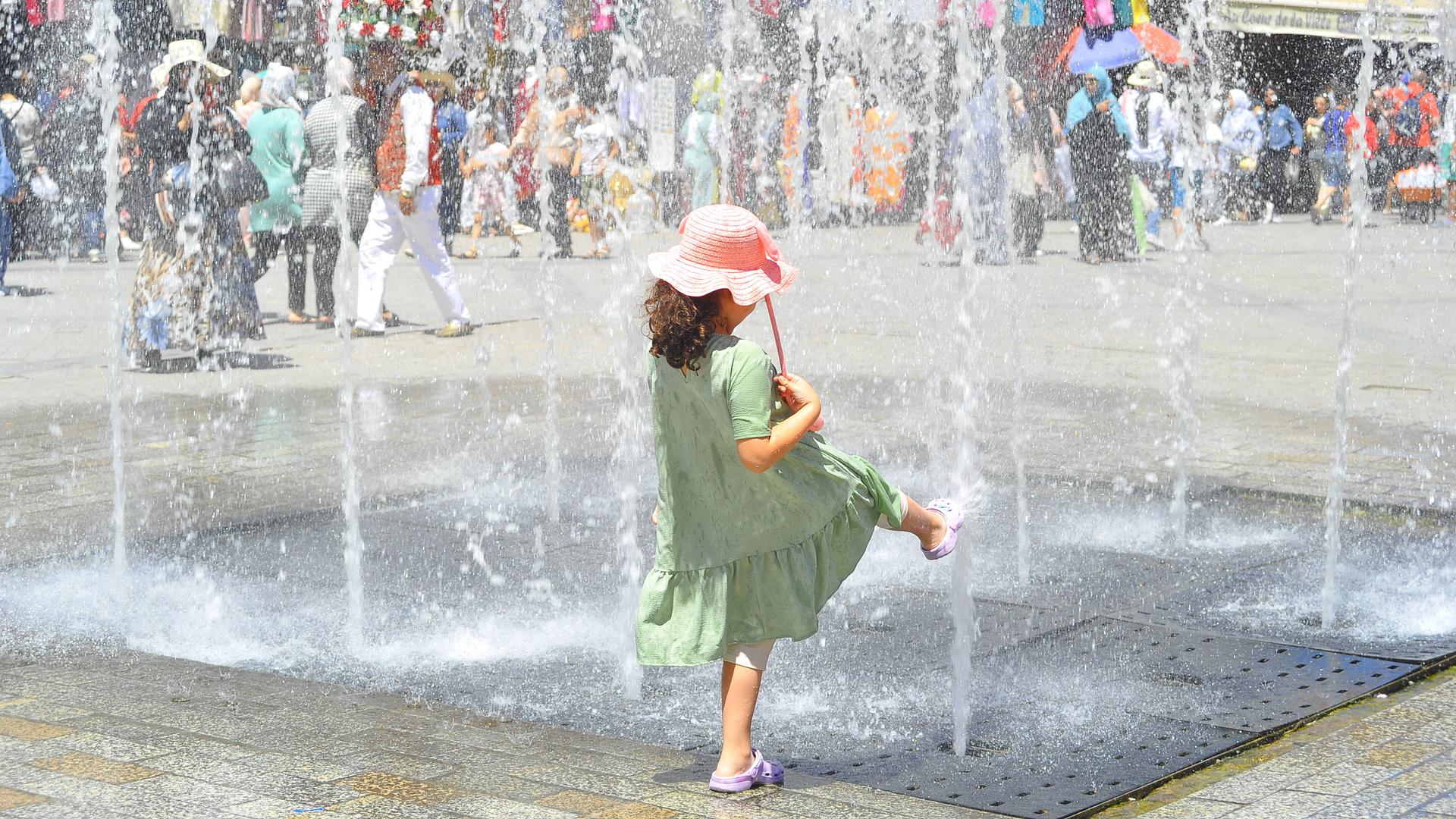 Ein Kind ist von hinten zu sehen, wie es in der tunesischen Hauptstadt Tunis an einem Springbrunnen mit Wasser spielt. Ein Kind ist von hinten zu sehen, wie es in der tunesischen Hauptstadt Tunis an einem Springbrunnen mit Wasser spielt.