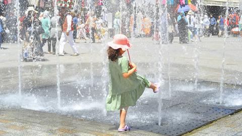 Ein Kind ist von hinten zu sehen, wie es in der tunesischen Hauptstadt Tunis an einem Springbrunnen mit Wasser spielt. Ein Kind ist von hinten zu sehen, wie es in der tunesischen Hauptstadt Tunis an einem Springbrunnen mit Wasser spielt.