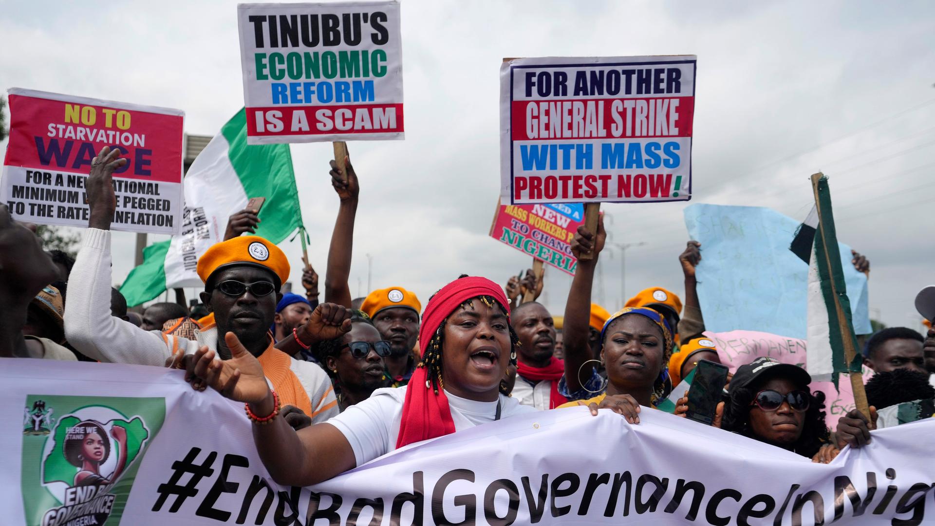 Nigeria, Lagos: Menschen versammeln sich auf einer Straße, um gegen die wirtschaftliche Not zu protestieren. 