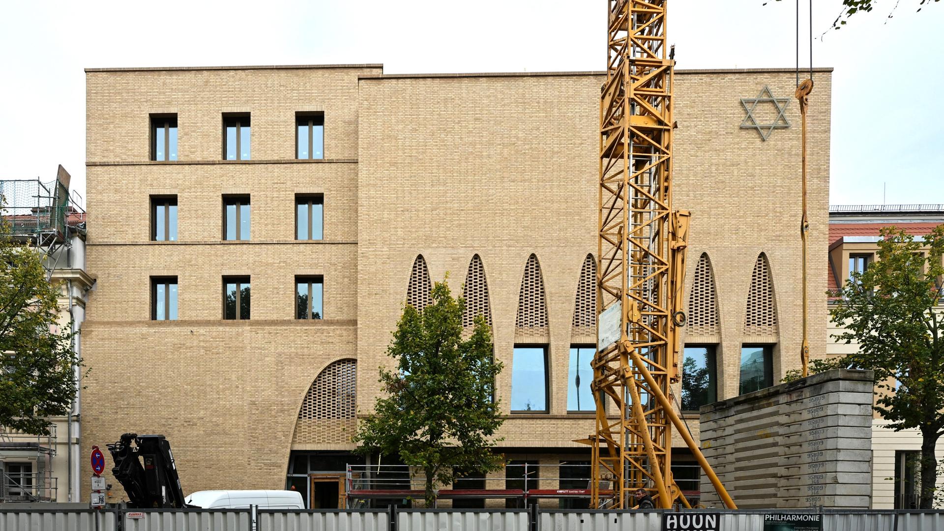 Aussenansicht der neuen jüdischen Synagoge in Potsdam, mit einem Baustellenkran vor der Fassade. Die Synagoge wird nach Plänen des Architekten Jost Haberland gebaut und soll 2024 eröffnet werden.