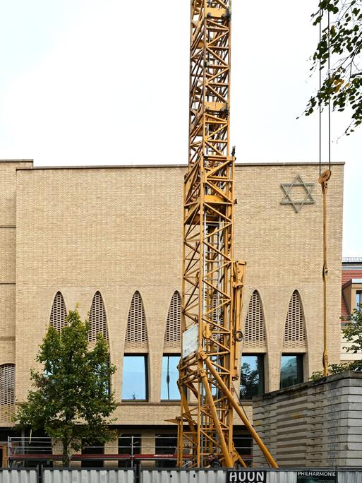 Aussenansicht der neuen jüdischen Synagoge in Potsdam, mit einem Baustellenkran vor der Fassade. Die Synagoge wird nach Plänen des Architekten Jost Haberland gebaut und soll 2024 eröffnet werden.