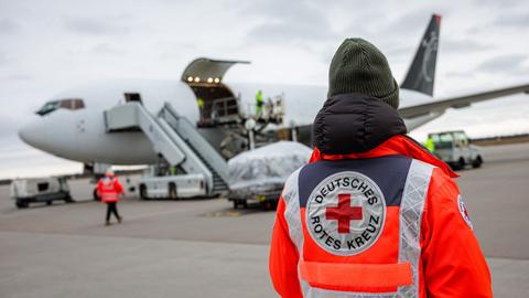 Helfer des Deutschen Roten Kreuzes beladen ein Flugzeug mit Hilfsgütern für die Bevölkerung im Gazastreifen.