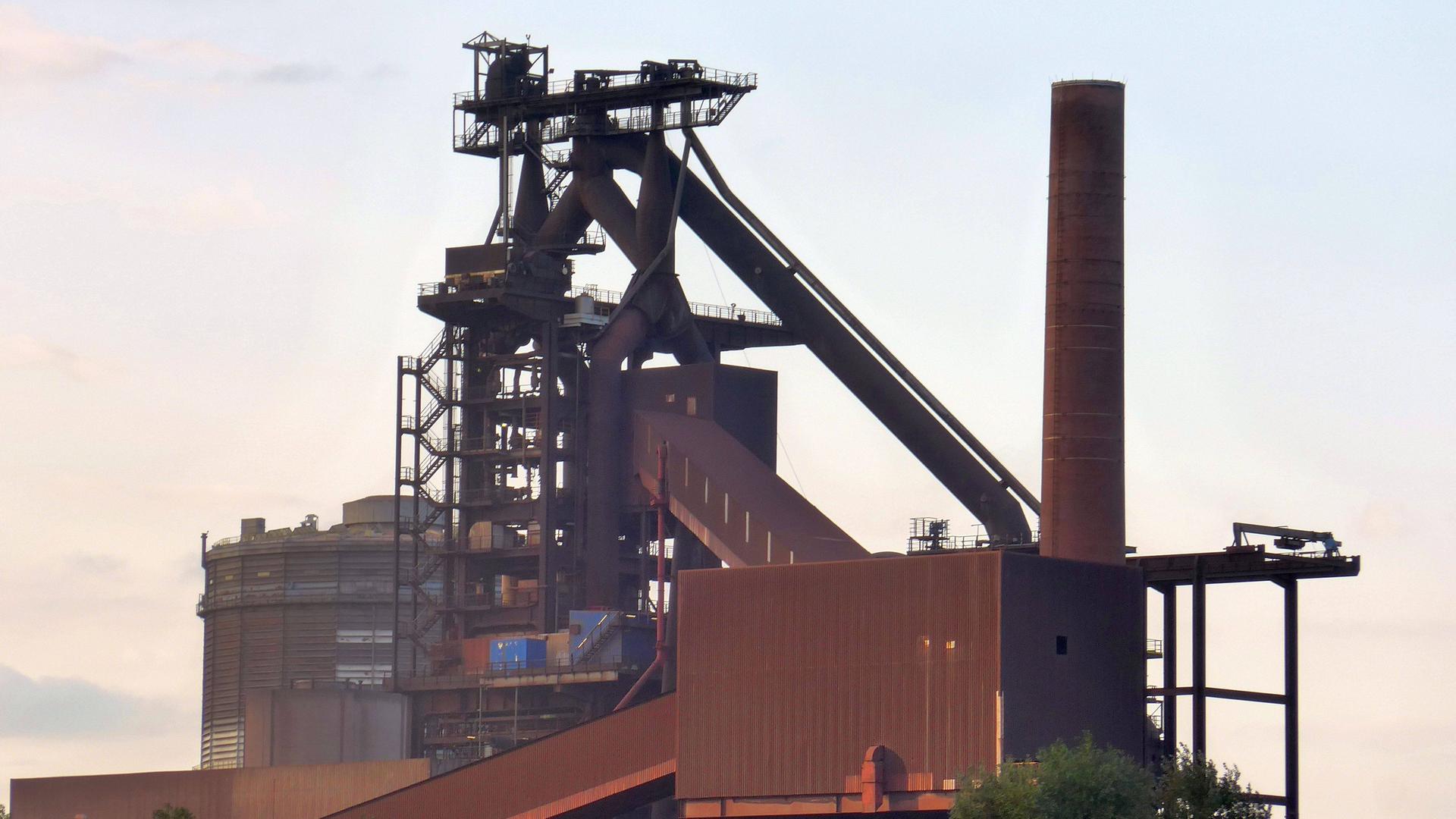 Ein großer Industriebau mit Schornstein und Produktionsanlagen. Ein großer Industriebau mit Schornstein und Produktionsanlagen.