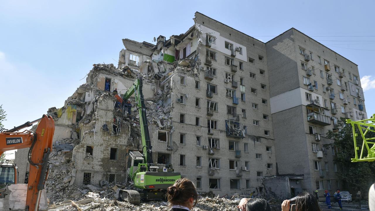 Blick auf ein Gebäude in der ukrainischen Hauptstadt Kiew, das durch einen russischen Angriff stark beschädigt worden ist.