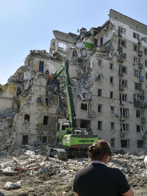 Blick auf ein Gebäude in der ukrainischen Hauptstadt Kiew, das durch einen russischen Angriff stark beschädigt worden ist. Blick auf ein Gebäude in der ukrainischen Hauptstadt Kiew, das durch einen russischen Angriff stark beschädigt worden ist.