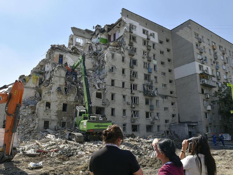 Blick auf ein Gebäude in der ukrainischen Hauptstadt Kiew, das durch einen russischen Angriff stark beschädigt worden ist. Blick auf ein Gebäude in der ukrainischen Hauptstadt Kiew, das durch einen russischen Angriff stark beschädigt worden ist.