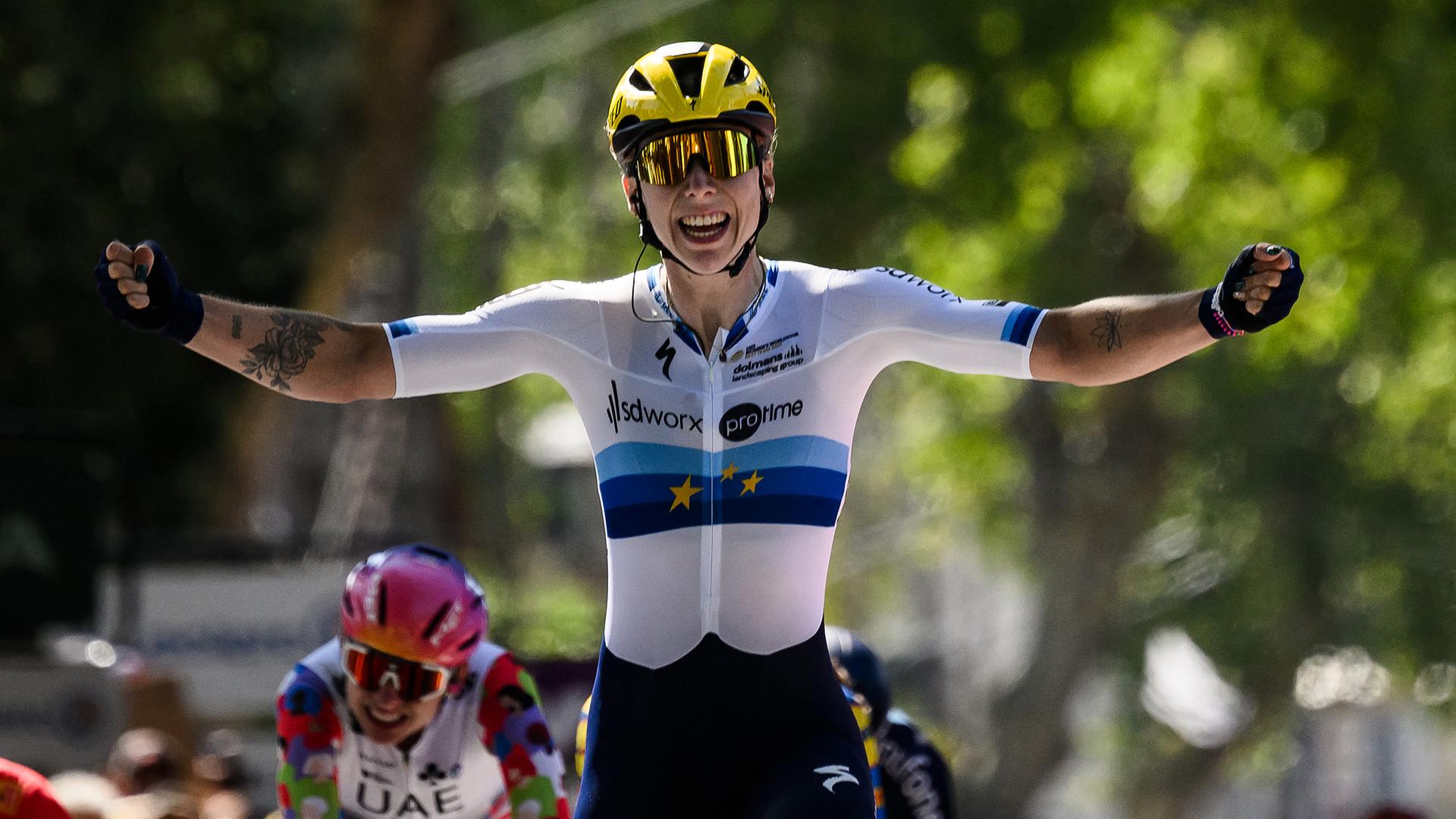 Die niederländische Radrennfahrerin Lorena Wieber hat die dritte Etappe der Tour de France Femme gewonnen. Die niederländische Radrennfahrerin Lorena Wieber hat die dritte Etappe der Tour de France Femme gewonnen.