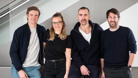 Das Bild zeigt die beiden neuen Moderationsteams der Primetime bei Deutschlandfunk Nova: Thilo Jahn und Jenni Gärtner sowie Till Haase und Sebastian Sonntag.