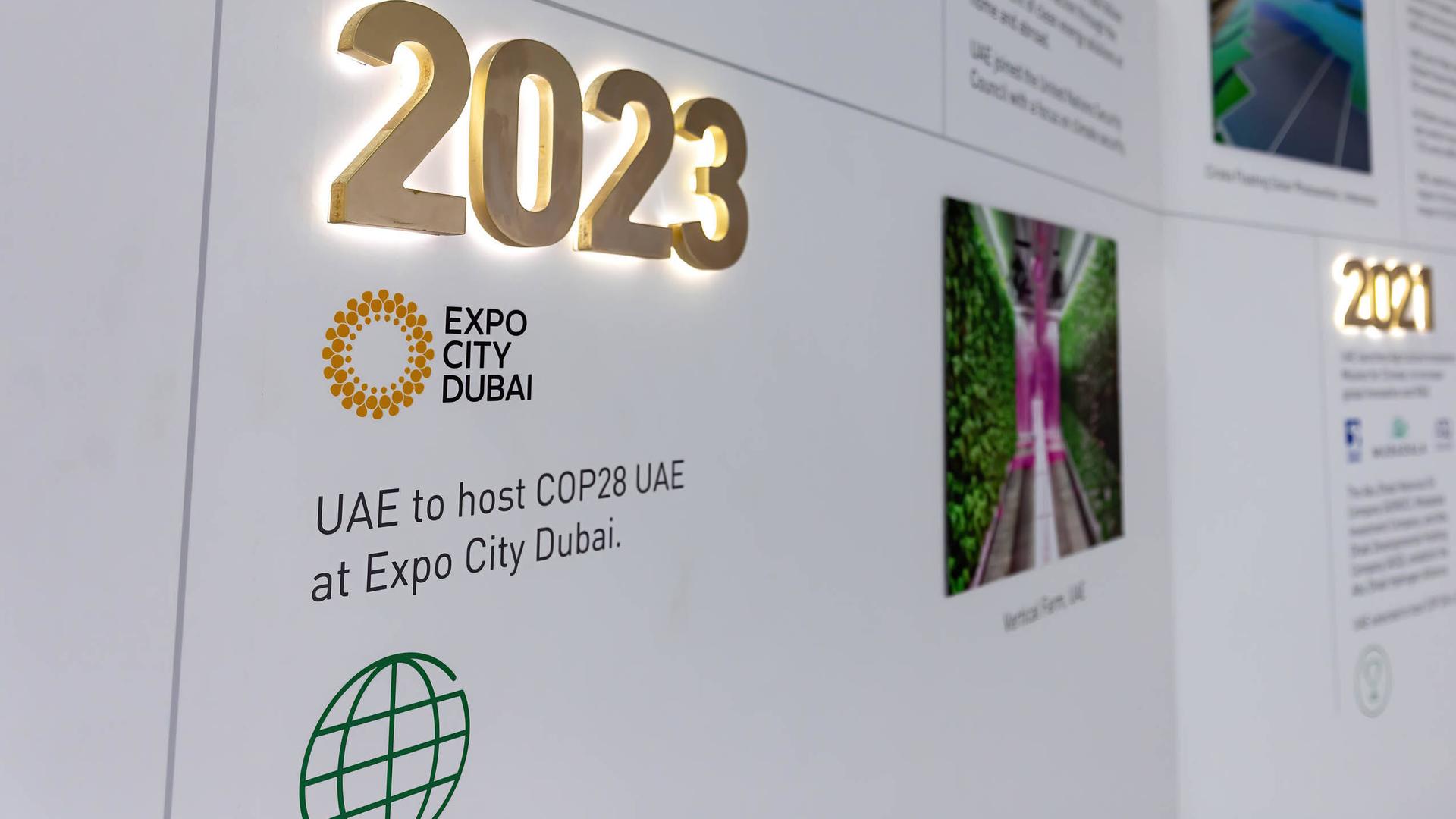 Eine Ankündigung der UNO-Klimakonferenz in diesem Jahr in Dubai an einer Ausstellungswand.