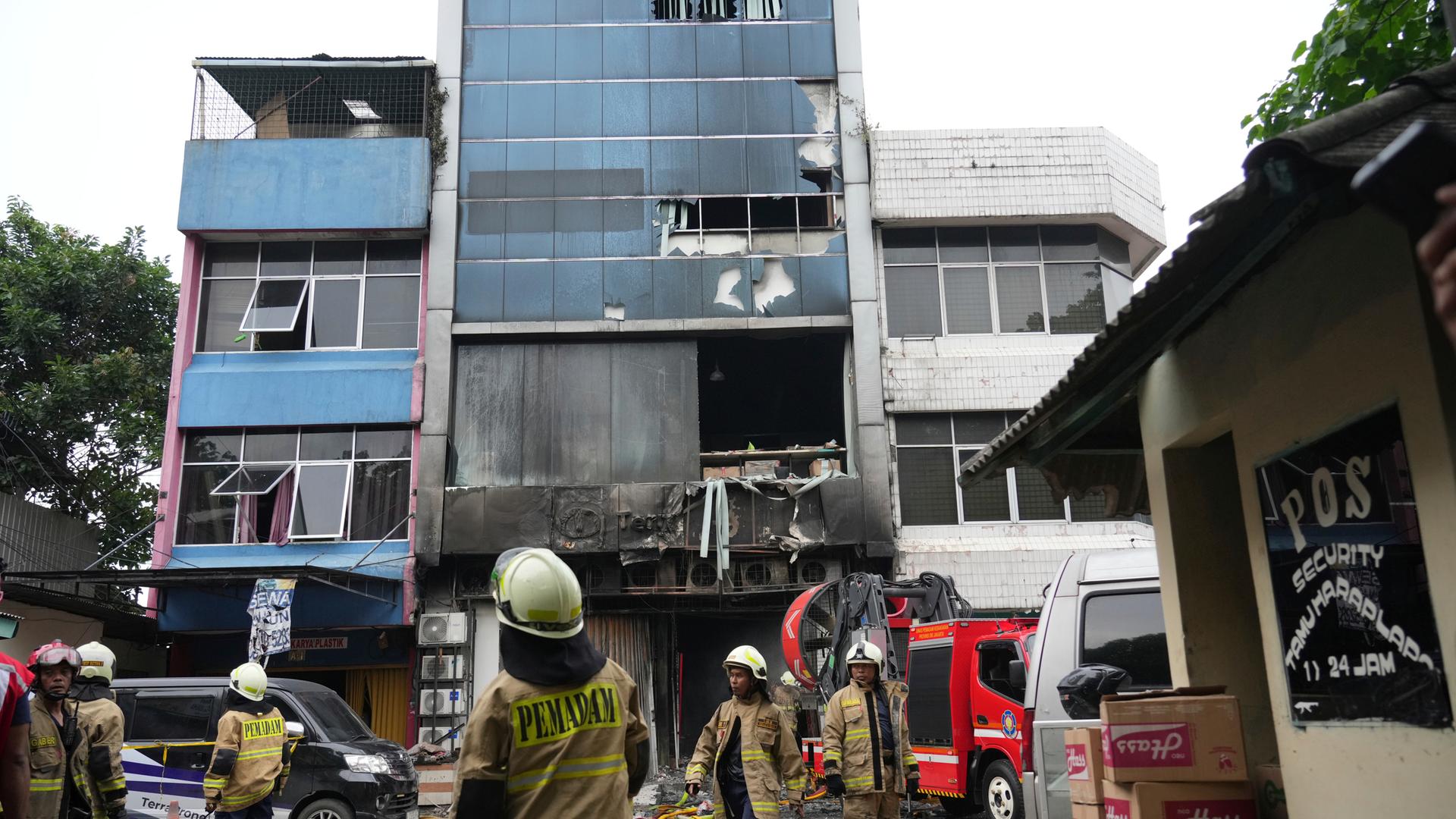 Feuerwehrleute arbeiten am Bürogebäude in Jakarta, in dem ein Feuer ausbrach. Feuerwehrleute arbeiten am Bürogebäude in Jakarta, in dem ein Feuer ausbrach.