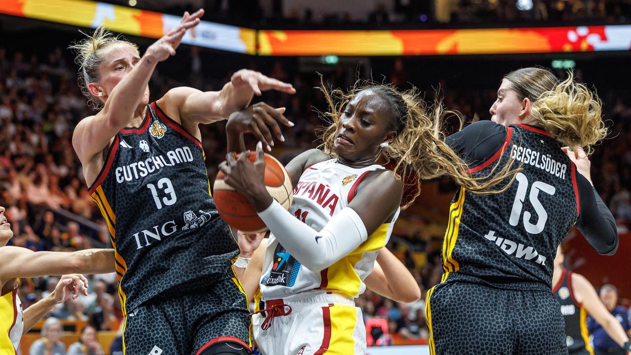 Leonie Fiebich (l, Deutschland) kämpft gegen Awa Fam (M, Spanien) um den Ball. 