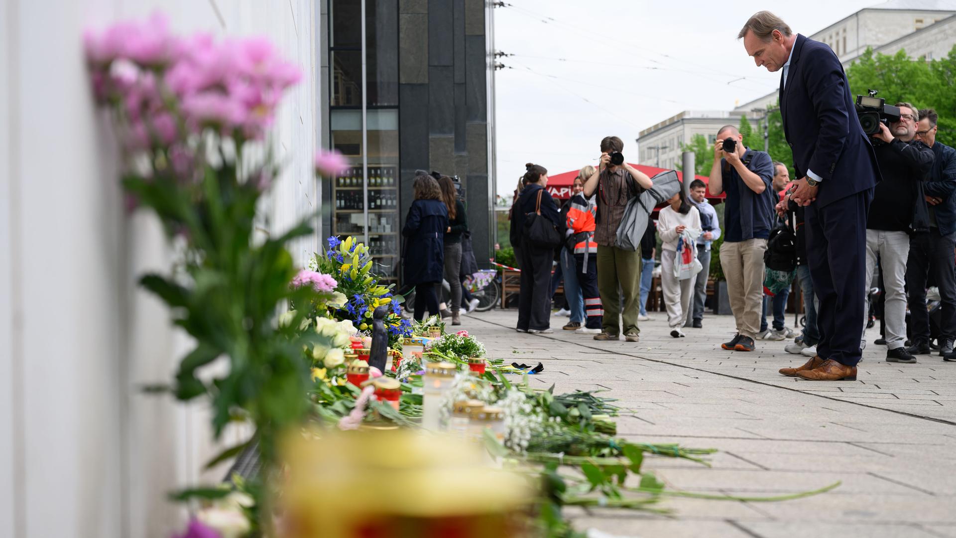 Burkhard Jung (SPD), Oberbürgermeister der Stadt Leipzig, verneigt sich nach der mutmaßlichen Amokfahrt mit zwei Todesopfern und drei Schwerverletzten am Gedenkort vor dem Paulinum der Universität. 