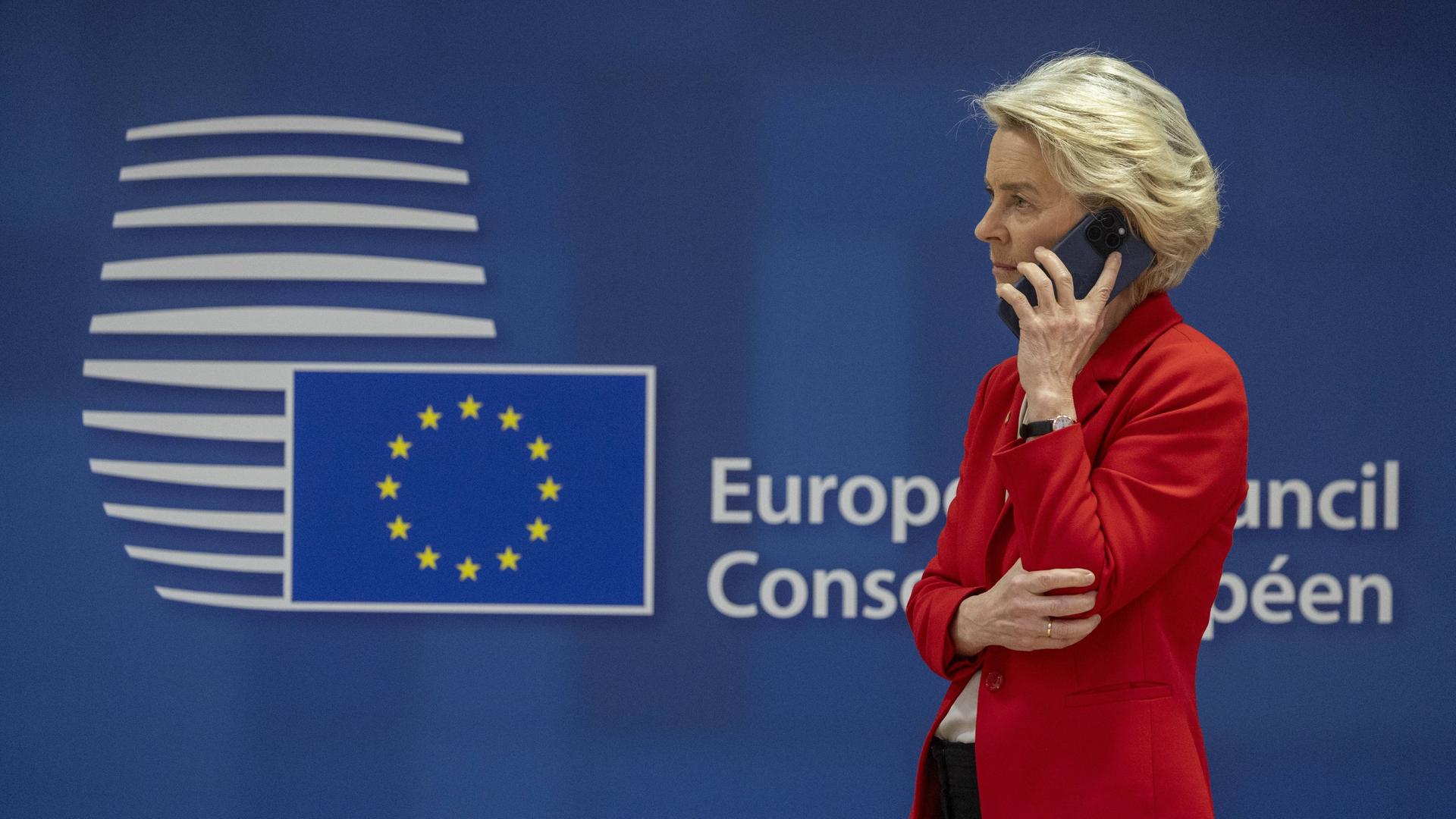 EU-Kommissionspräsidentin Ursula von der Leyen hält ein Mobiltelefon an ihr Ohr und schaut ernst.