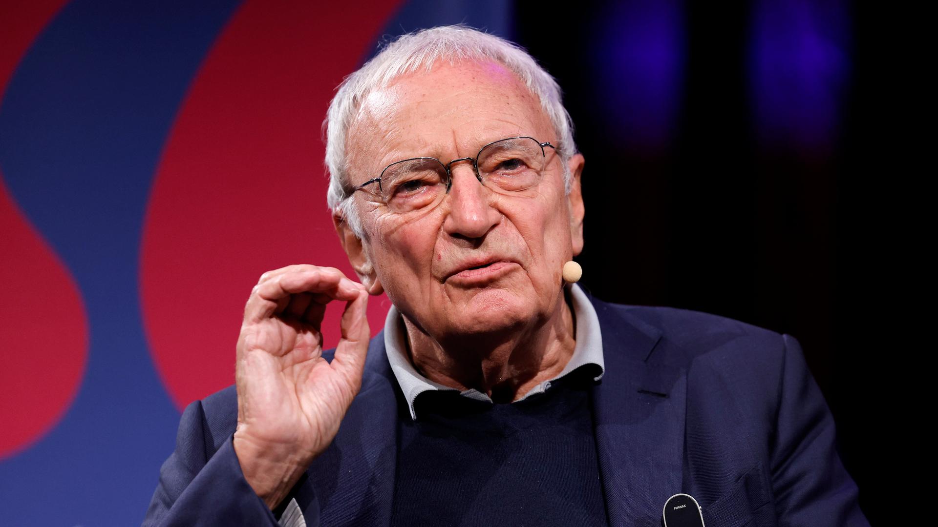 Schriftsteller Uwe Timm auf der lit.Cologne Spezial im WDR-Funkhaus am Wallrafplatz in Köln 2023.