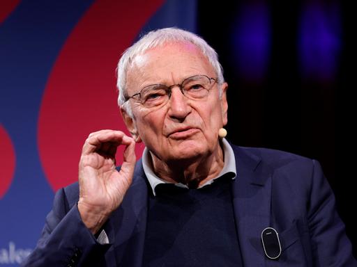 Schriftsteller Uwe Timm auf der lit.Cologne Spezial im WDR-Funkhaus am Wallrafplatz in Köln 2023.