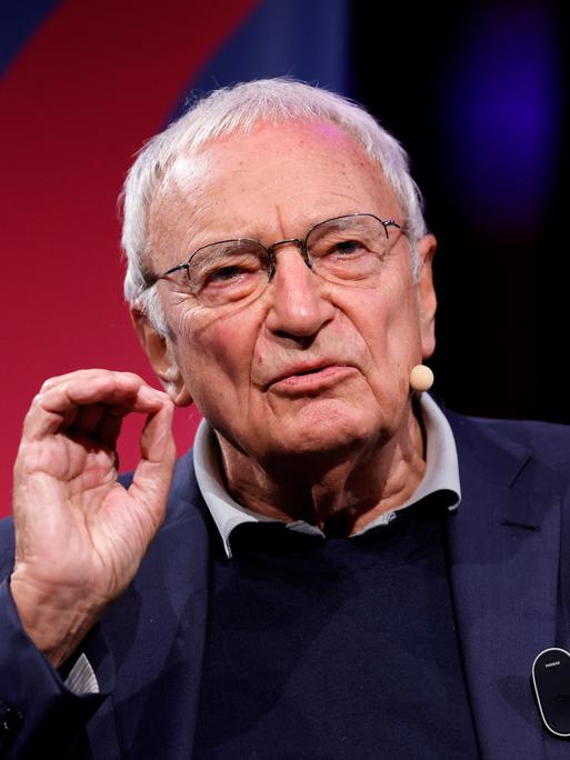 Schriftsteller Uwe Timm auf der lit.Cologne Spezial im WDR-Funkhaus am Wallrafplatz in Köln 2023.